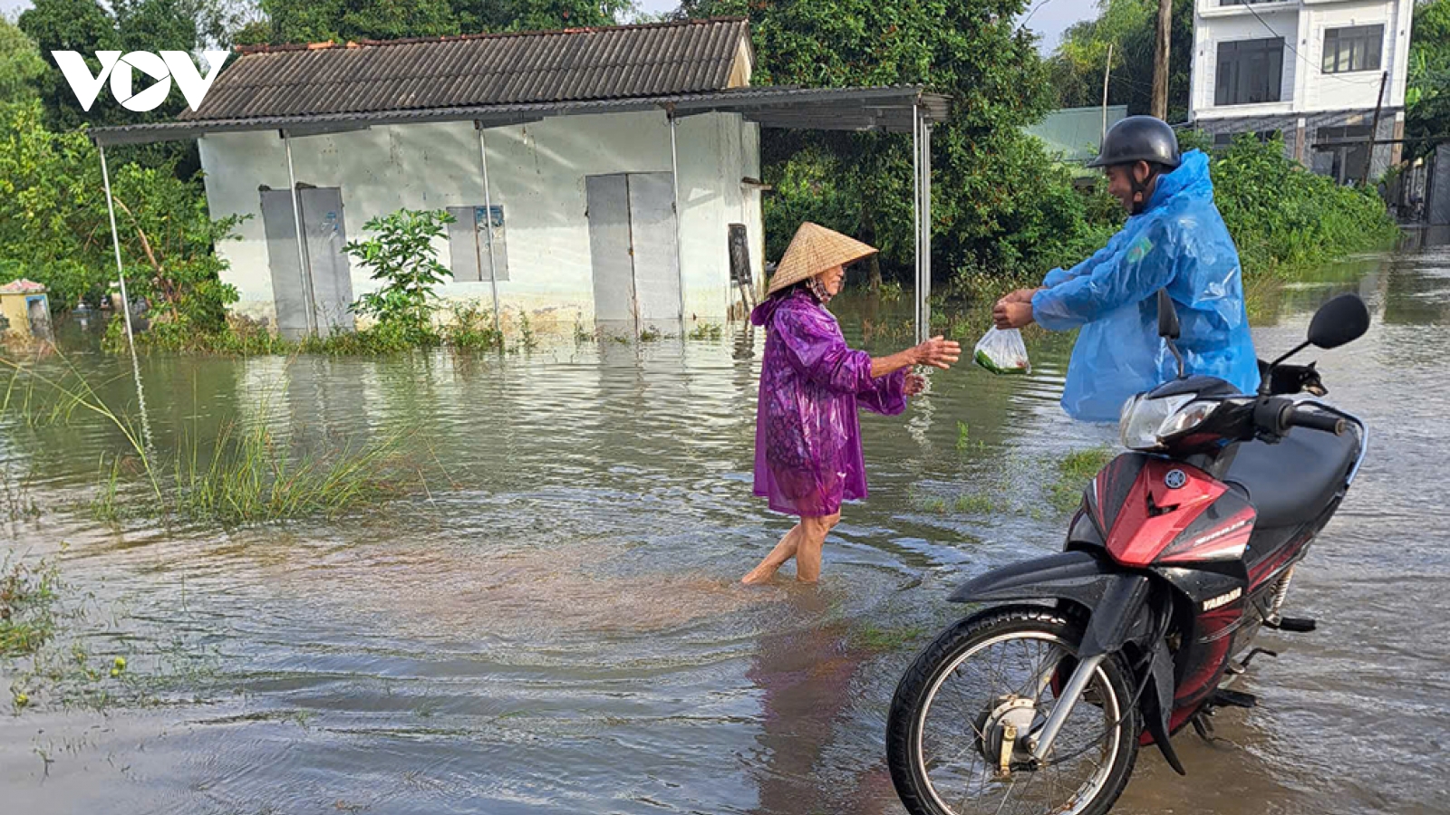 Quảng Ngãi: Nước rút, chính quyền hỗ trợ dân dọn dẹp nhà cửa